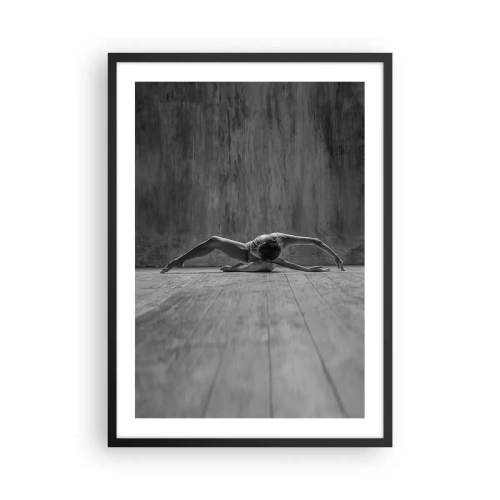 Plakat i sort ramme - En danser i en kunstnerisk positur på en træscene - 50x70cm - Symmetri fundet - Moderne vægdekoration til stue og soveværelse ARTTOR