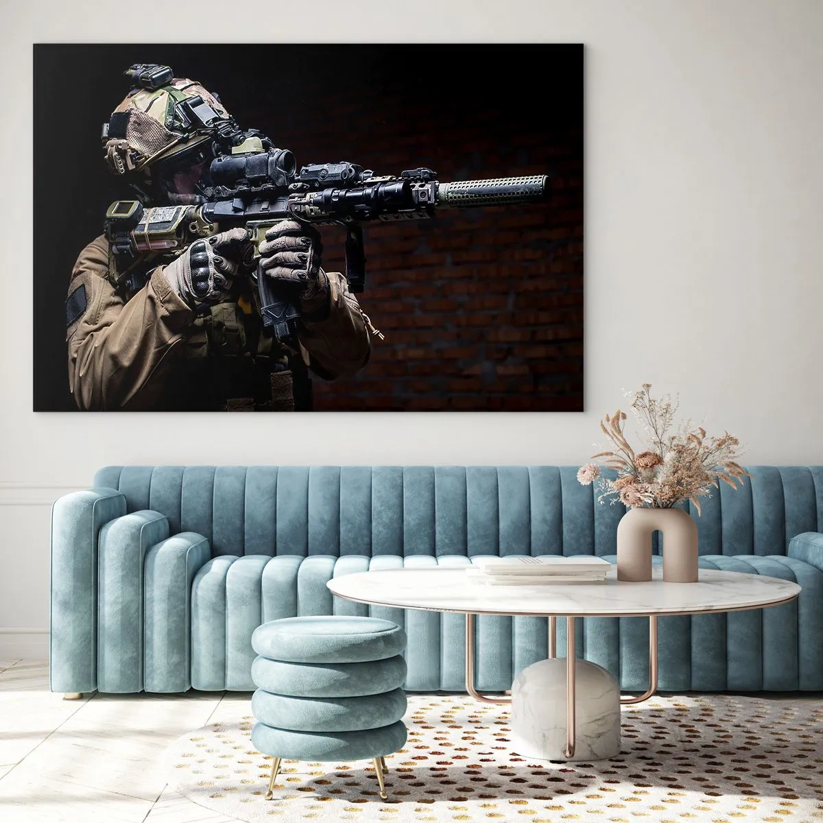 Billede på glas - En soldat i fuldt udstyr med en riffel mod en murstensvæg - 70x50cm - Dødeligt effektiv - Moderne vægdekoration til stue og soveværelse ARTTOR