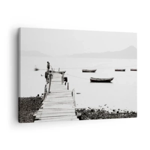 Lærredstryk - Billede på lærred - Træmole og både på roligt vand - 70x50cm - Over stille og klart vand - Moderne vægdekoration til stue og soveværelse ARTTOR