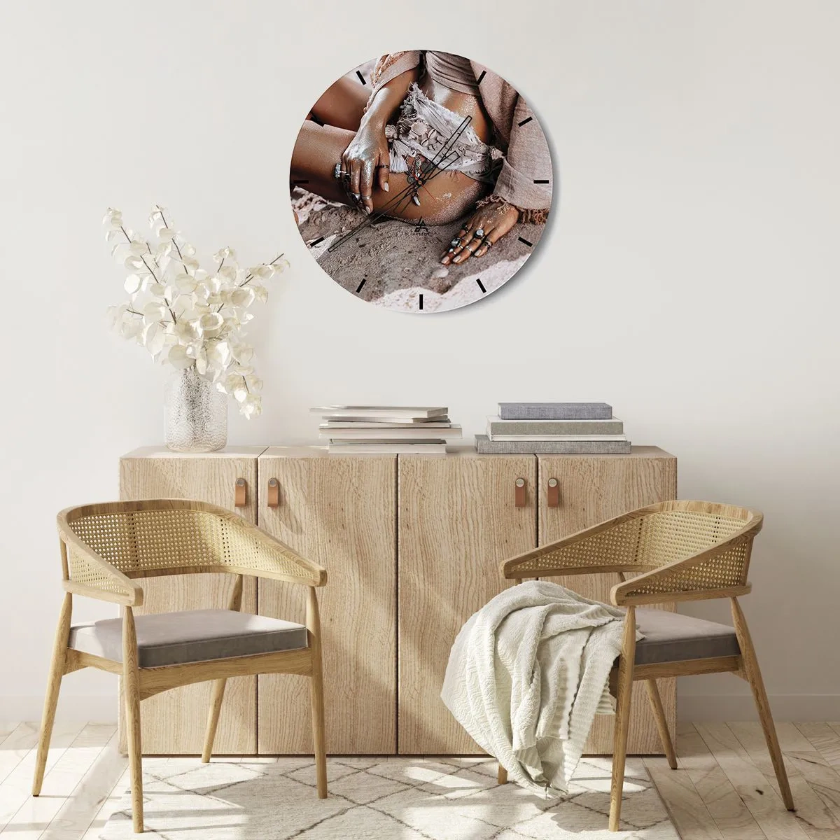 Vægur, Uret - Boho feminin styling med smykker og sand på huden - 30x30cm - Kastet ud af bølgerne? - Moderne vægdekoration til stue, køkken og soveværelse ARTTOR