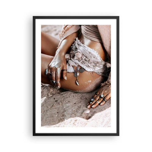 Plakat i sort ramme - Kvinde i boho-stil på en sandstrand med muslingeskaldekorationer - 50x70cm - Kastet ud af bølgerne? - Moderne vægdekoration til stue og soveværelse ARTTOR