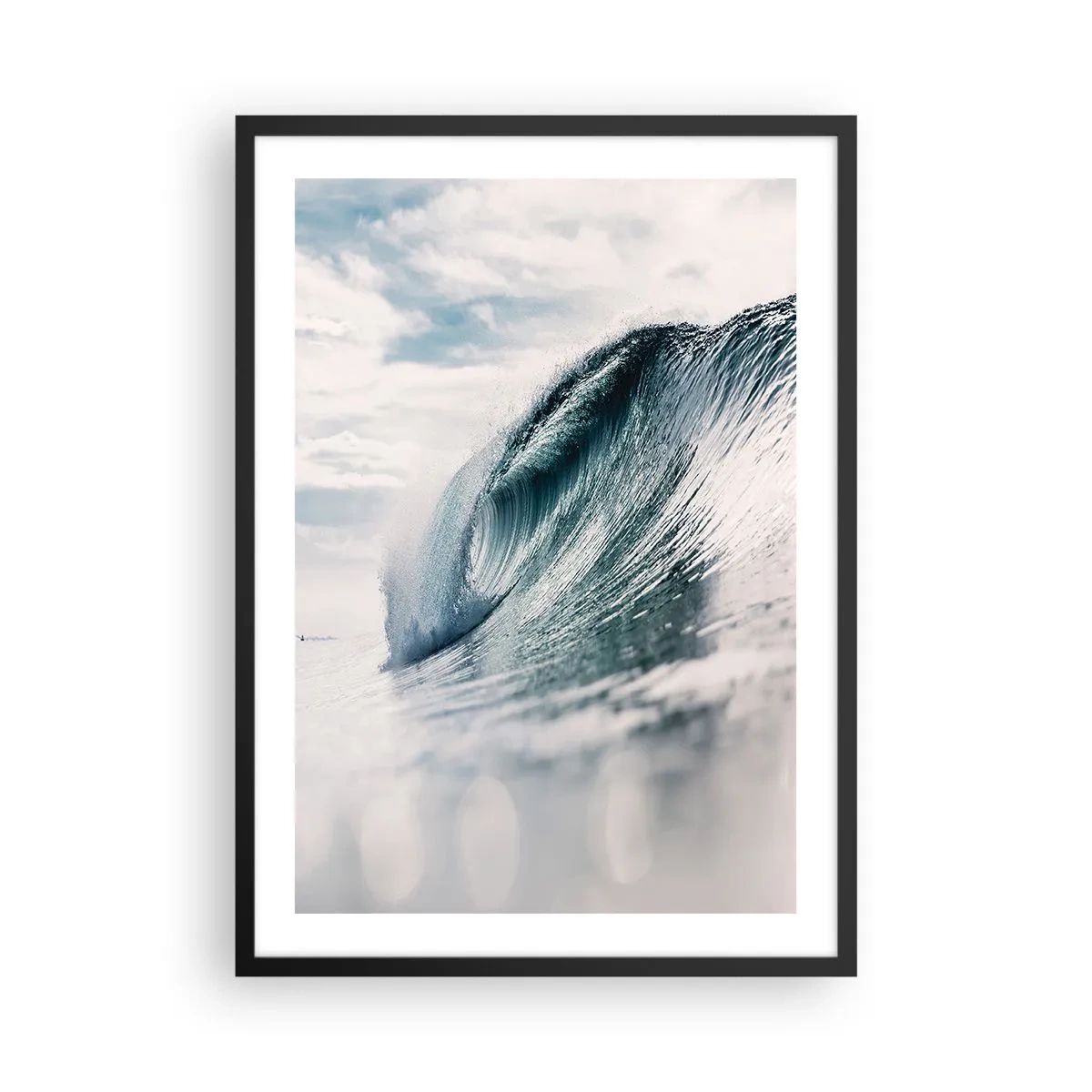 Plakat i sort ramme - En kraftig havbølge fanget i bevægelse - 50x70cm - Topmøde om vand - Moderne vægdekoration til stue og soveværelse ARTTOR
