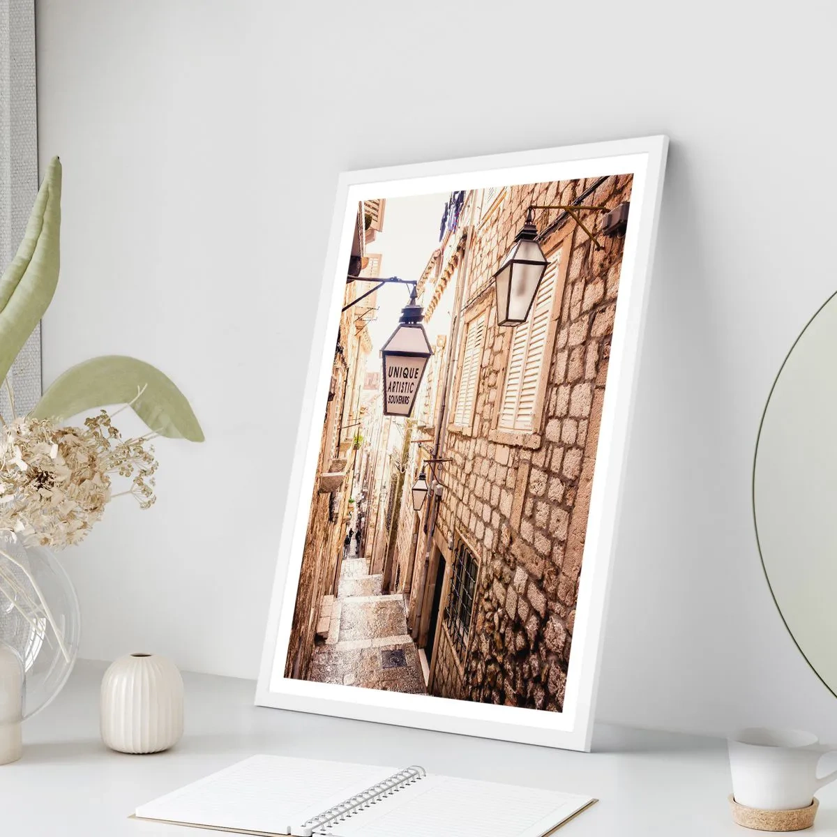 Plakat i hvid ramme - En charmerende gyde - 70x100 cm