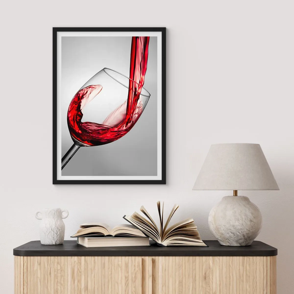 Plakat i sort ramme - Rødvin hældes i et glas - 50x70cm - Farve - bevægelse - lyd - Moderne vægdekoration til stue og soveværelse ARTTOR
