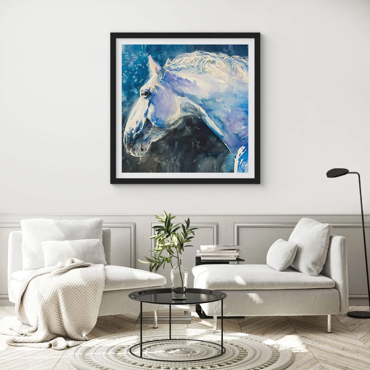 Plakat i sort ramme - Portræt i et blåt skær - 50x50 cm