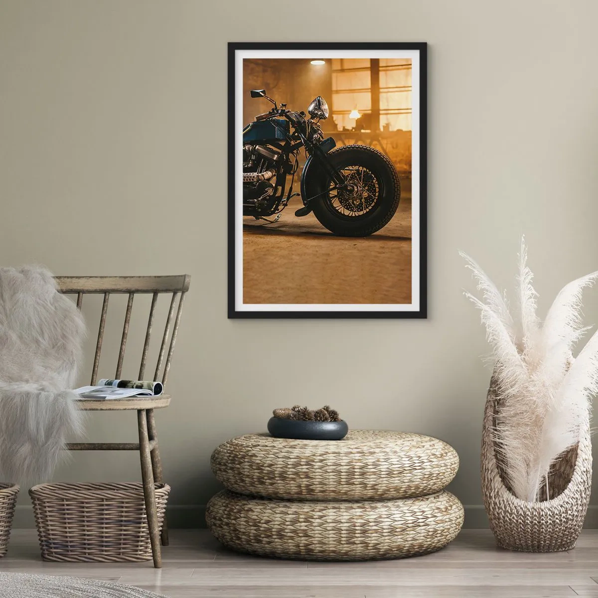 Plakat i sort ramme - Motorcykel i et stilfuldt værksted - 50x70cm - Jeg kan gøre alt - Moderne vægdekoration til stue og soveværelse ARTTOR