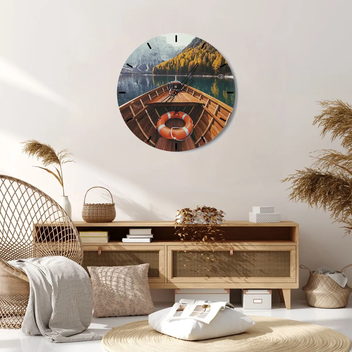 Vægur, Uret - Udsigt fra båden over en sø omgivet af bjerge og skov - 30x30cm - Bjergtur - Moderne vægdekoration til stue, køkken og soveværelse ARTTOR