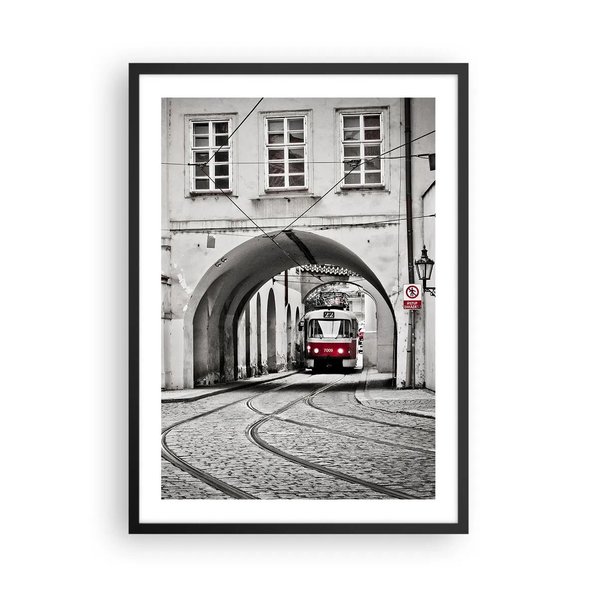 Plakat i sort ramme - Rød sporvogn i sort-hvid omgivelser - 50x70cm - Gennem byens labyrint - Moderne vægdekoration til stue og soveværelse ARTTOR