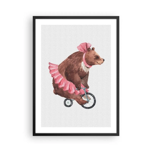Plakat i sort ramme - Akvarel illustration af en bjørn i en lyserød nederdel, der cykler. - 50x70cm - Sikke et cirkus! - Moderne vægdekoration til stue og soveværelse ARTTOR
