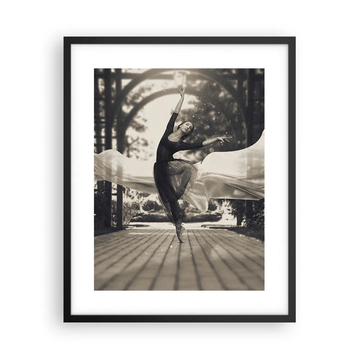 Plakat i sort ramme - Dans i haven - 40x50 cm