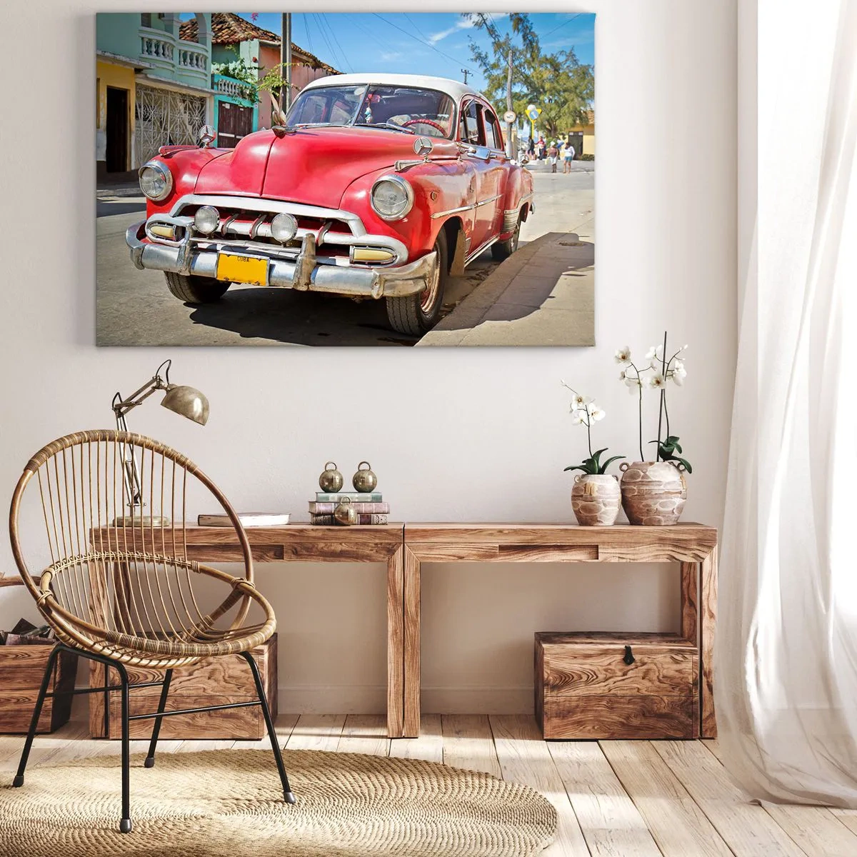 Lærredstryk - Billede på lærred - En rød klassisk bil parkeret på gaden på en solskinsdag - 70x50cm - Kun på Cuba - Moderne vægdekoration til stue og soveværelse ARTTOR