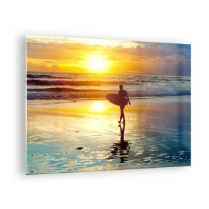 Billede på glas - En surfer går på stranden ved solnedgang med sit bræt - 70x50cm - Krigerens tilbagevenden - Moderne vægdekoration til stue og soveværelse ARTTOR