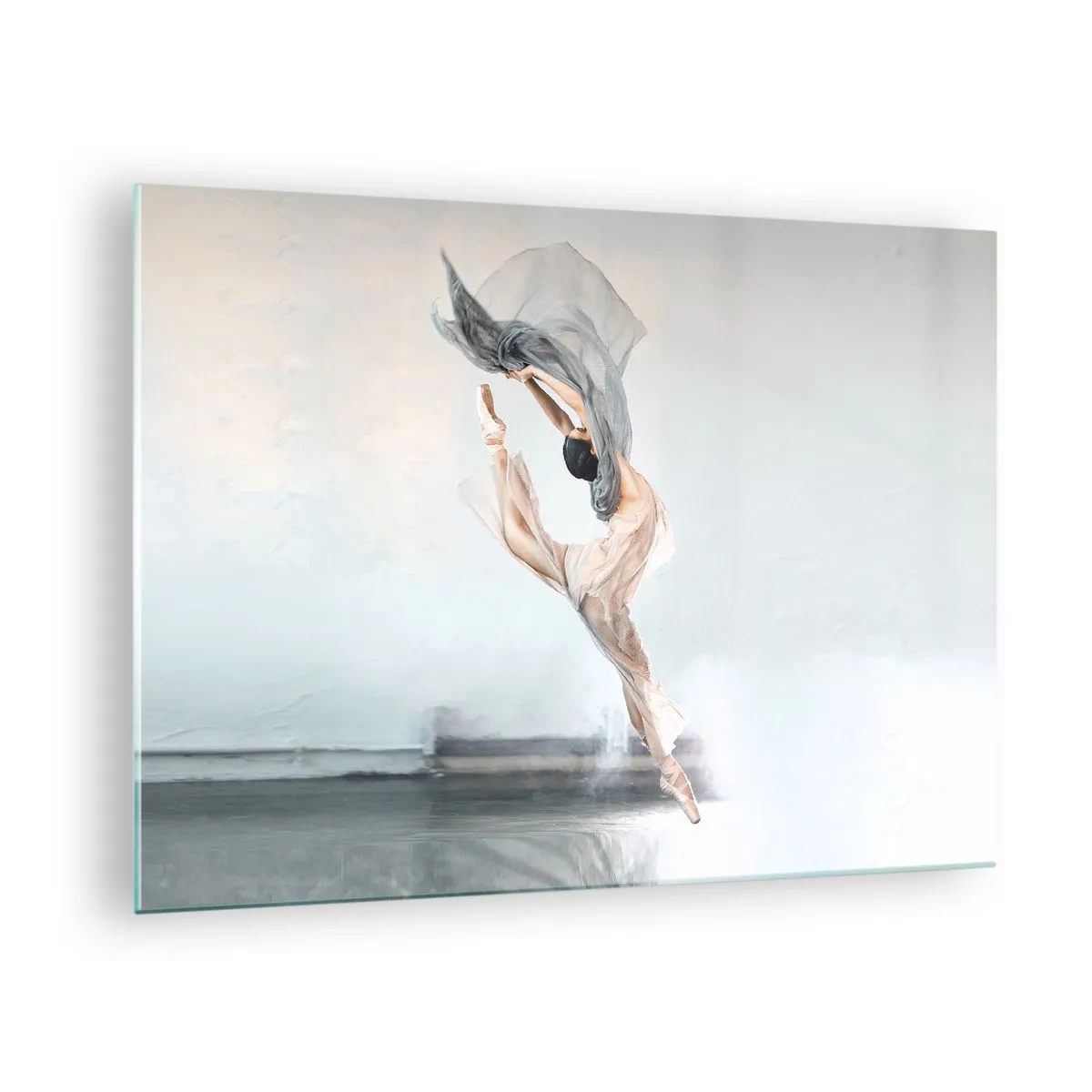 Billede på glas - En ballerina udfører et dynamisk hop i blødt lys. - 70x50cm - I dansende henrykkelse - Moderne vægdekoration til stue og soveværelse ARTTOR