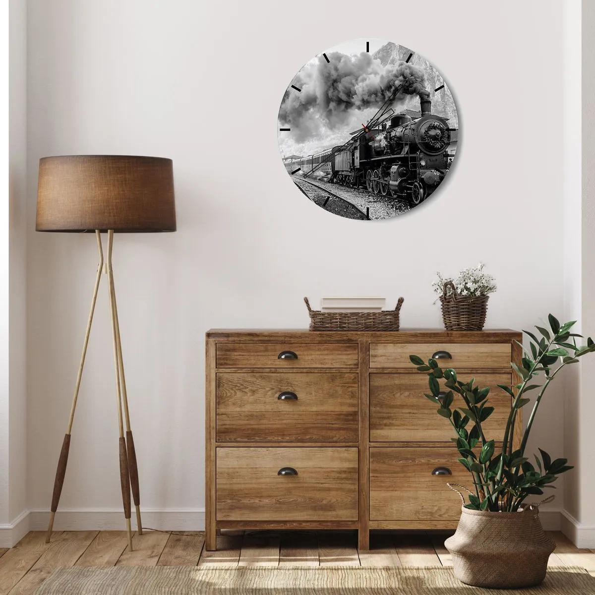 Vægur, Uret - Et sort-hvidt damplokomotiv med en rygende skorsten - 30x30cm - Står på stationen... - Moderne vægdekoration til stue, køkken og soveværelse ARTTOR