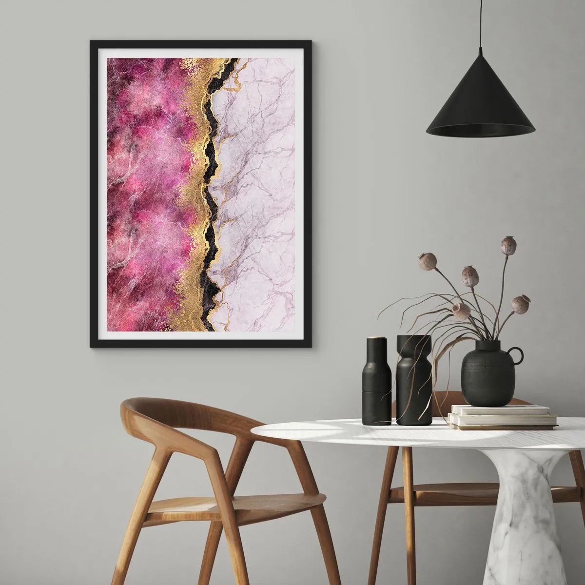 Plakat i sort ramme - Abstraktion med marmormønster og gulddetaljer - 50x70cm - På grænsen - Moderne vægdekoration til stue og soveværelse ARTTOR