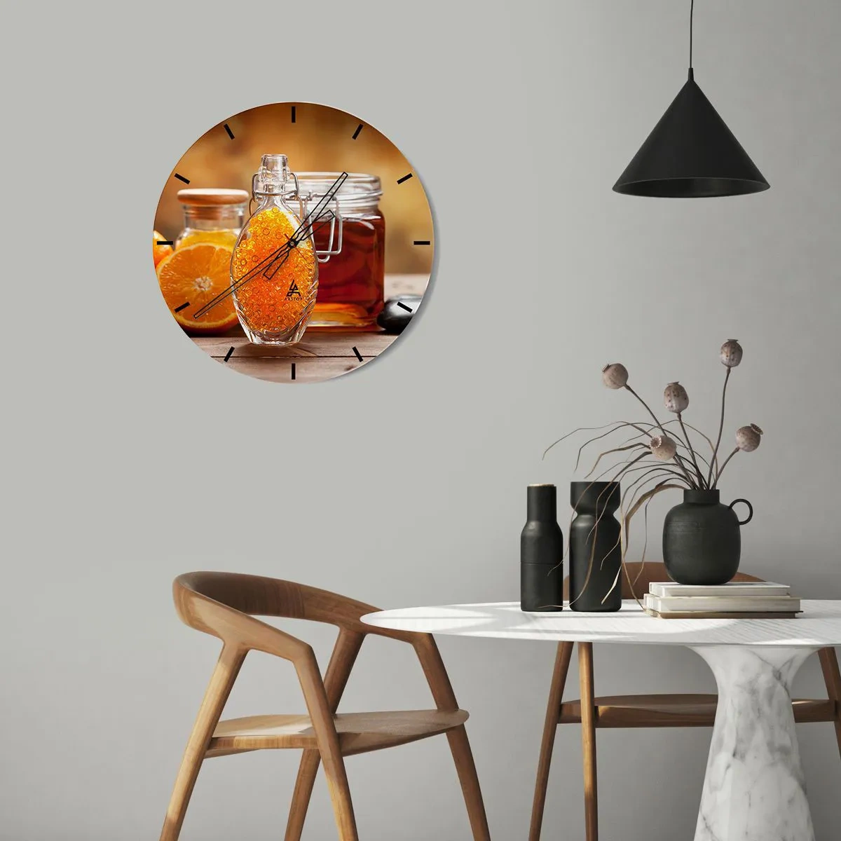 Vægur, Uret - En flaske honning med appelsiner i baggrunden på et træbord - 30x30cm - Solrige smags- og aromastoffer - Moderne vægdekoration til stue, køkken og soveværelse ARTTOR