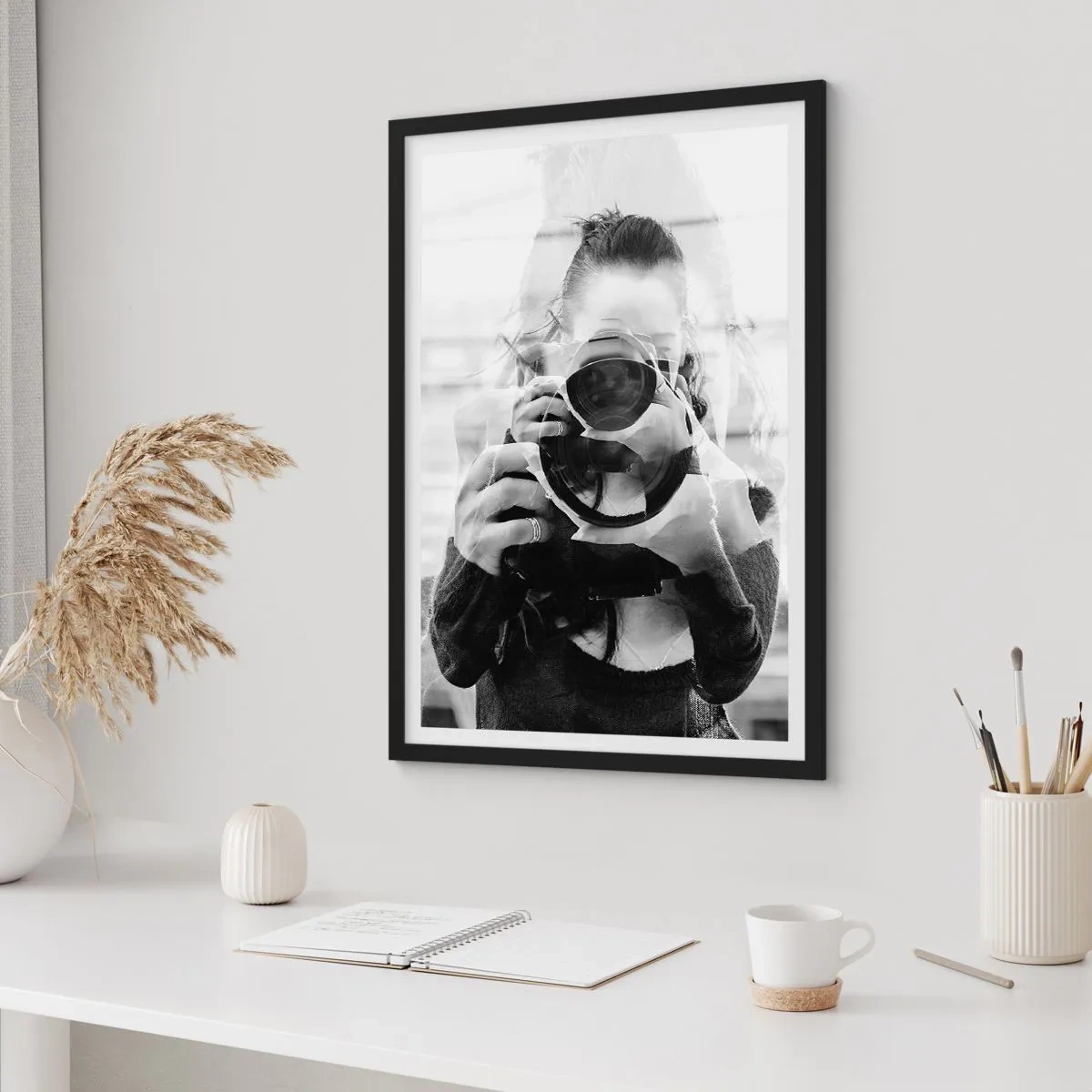 Plakat i sort ramme - Dobbelteksponering af fotograf og kamera i sort-hvid - 50x70cm - Skaber og materiale - Moderne vægdekoration til stue og soveværelse ARTTOR