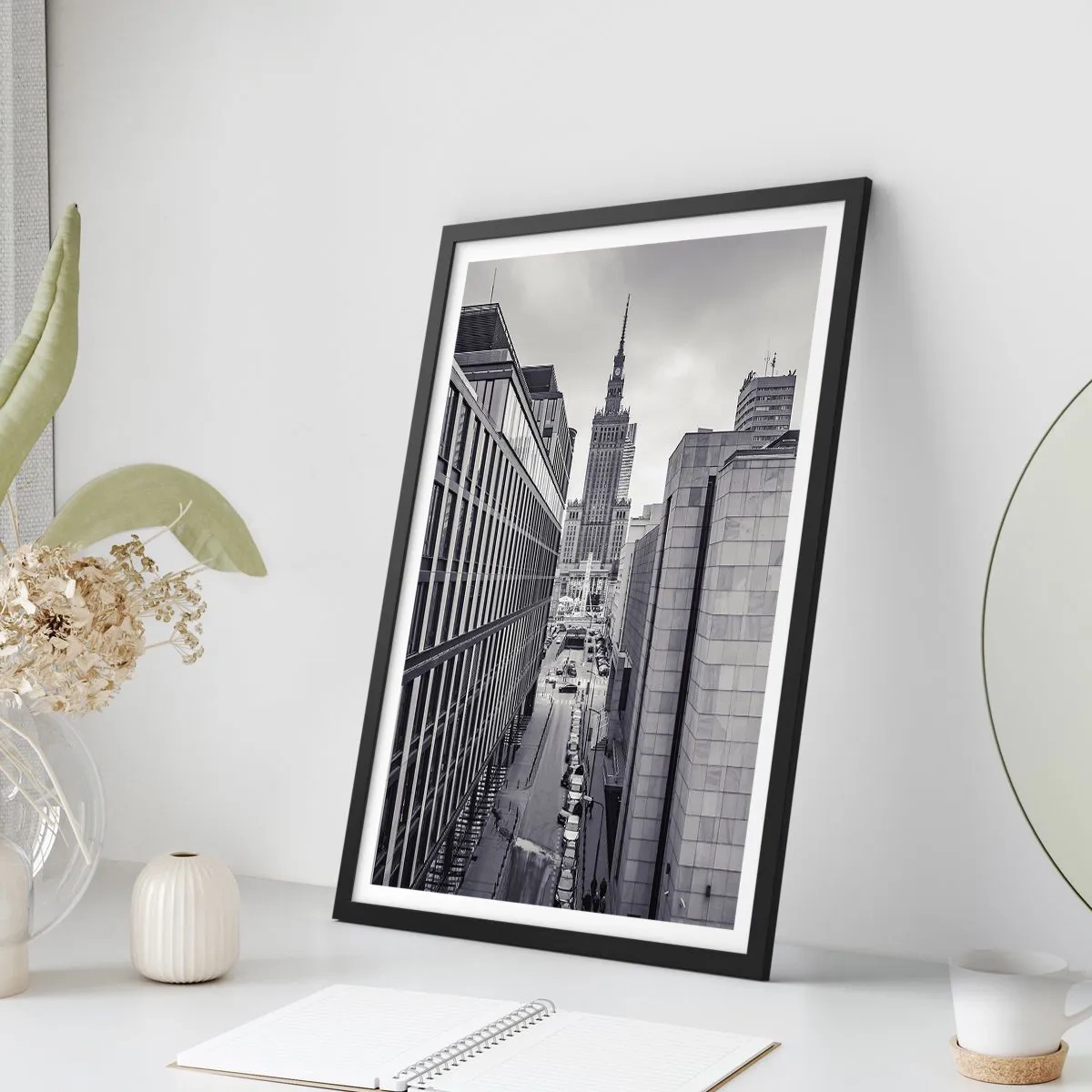 Plakat i sort ramme - Udsigt over Kultur- og Videnskabspaladset i Warszawa i grå nuancer - 50x70cm - Warszawa dalen - Moderne vægdekoration til stue og soveværelse ARTTOR