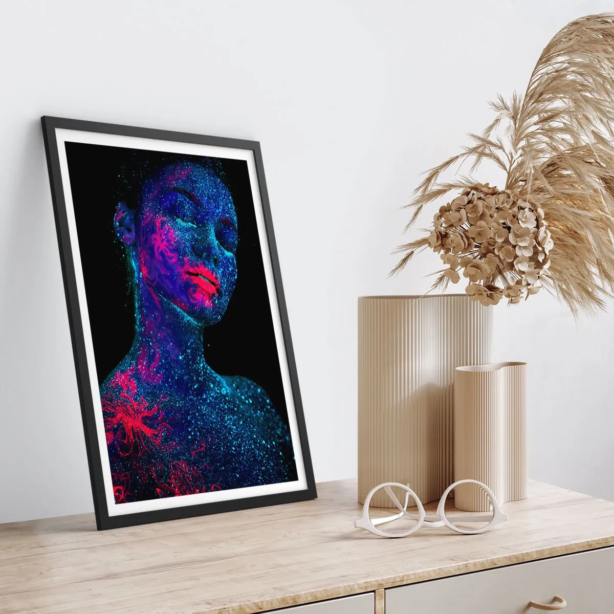 Plakat i sort ramme - I stjernestøv - 40x50 cm