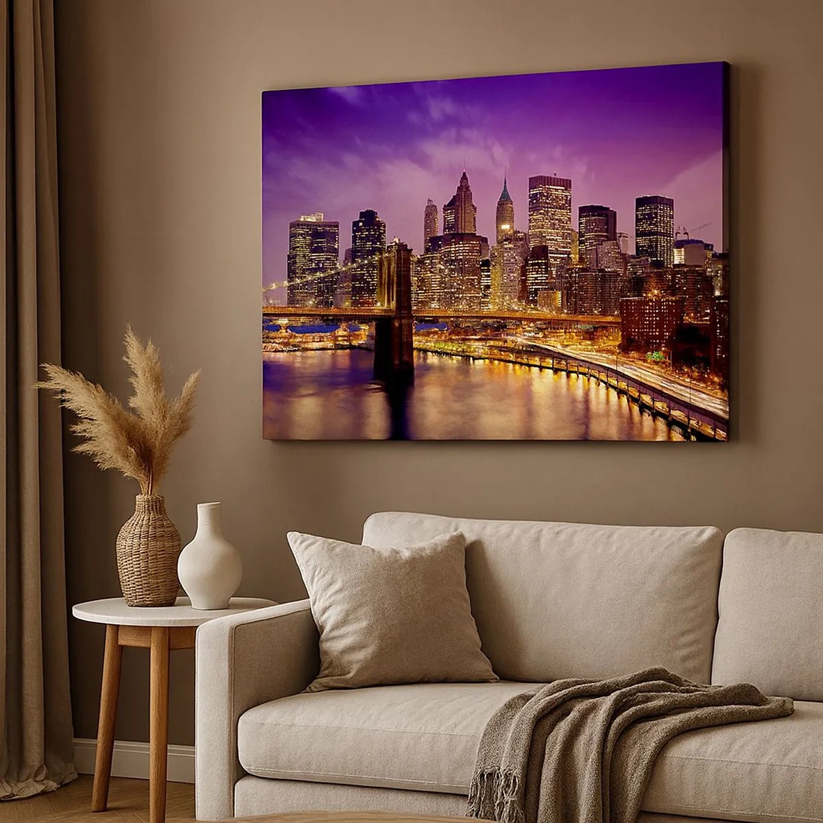 Lærredstryk - Billede på lærred - Panorama af byen med broen i aftenlyset mod den lilla himmel - 70x50cm - Lilla og gylden Manhattan - Moderne vægdekoration til stue og soveværelse ARTTOR