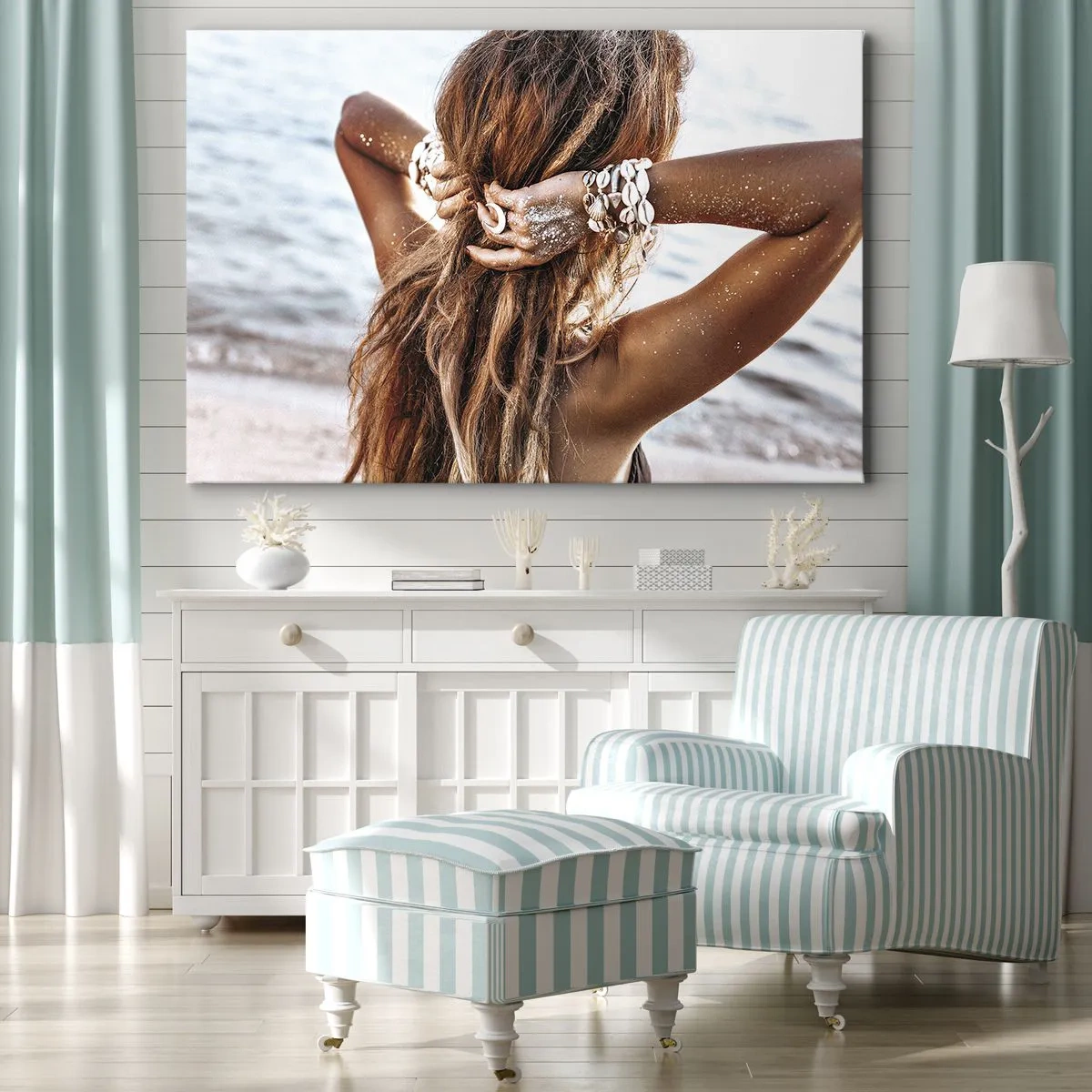 Lærredstryk - Billede på lærred - En kvinde på stranden med håret, der flagrer i solen - 70x50cm - Søster af vand og solskin - Moderne vægdekoration til stue og soveværelse ARTTOR