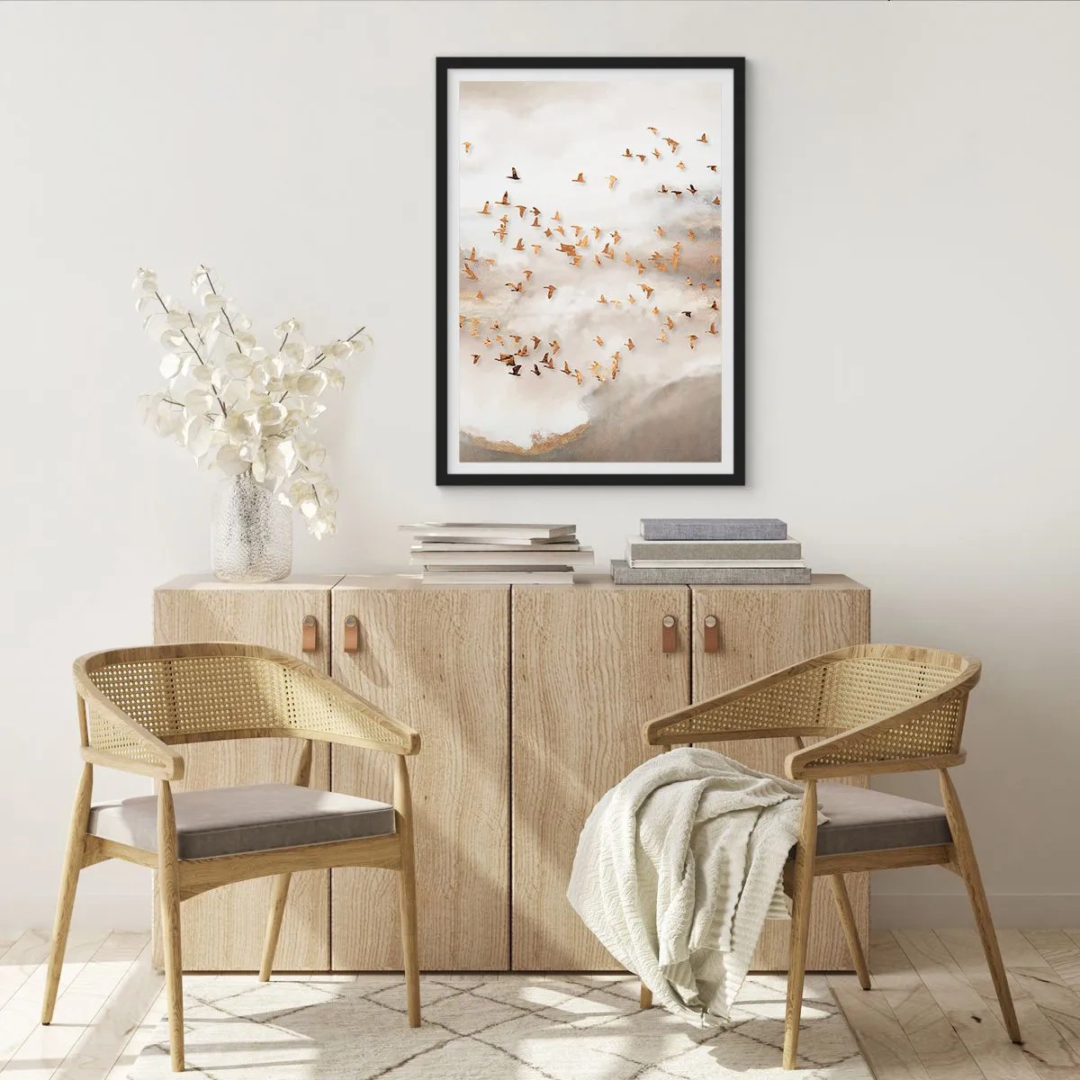 Plakat i sort ramme - En flok fugle svæver blandt de tågede skyer - 50x70cm - Det er på tide... - Moderne vægdekoration til stue og soveværelse ARTTOR