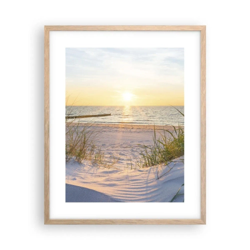 Plakat i ramme af lyst egetræ - Havet brummer, fuglene synger, en vild strand midt i græsset.... - 40x50 cm