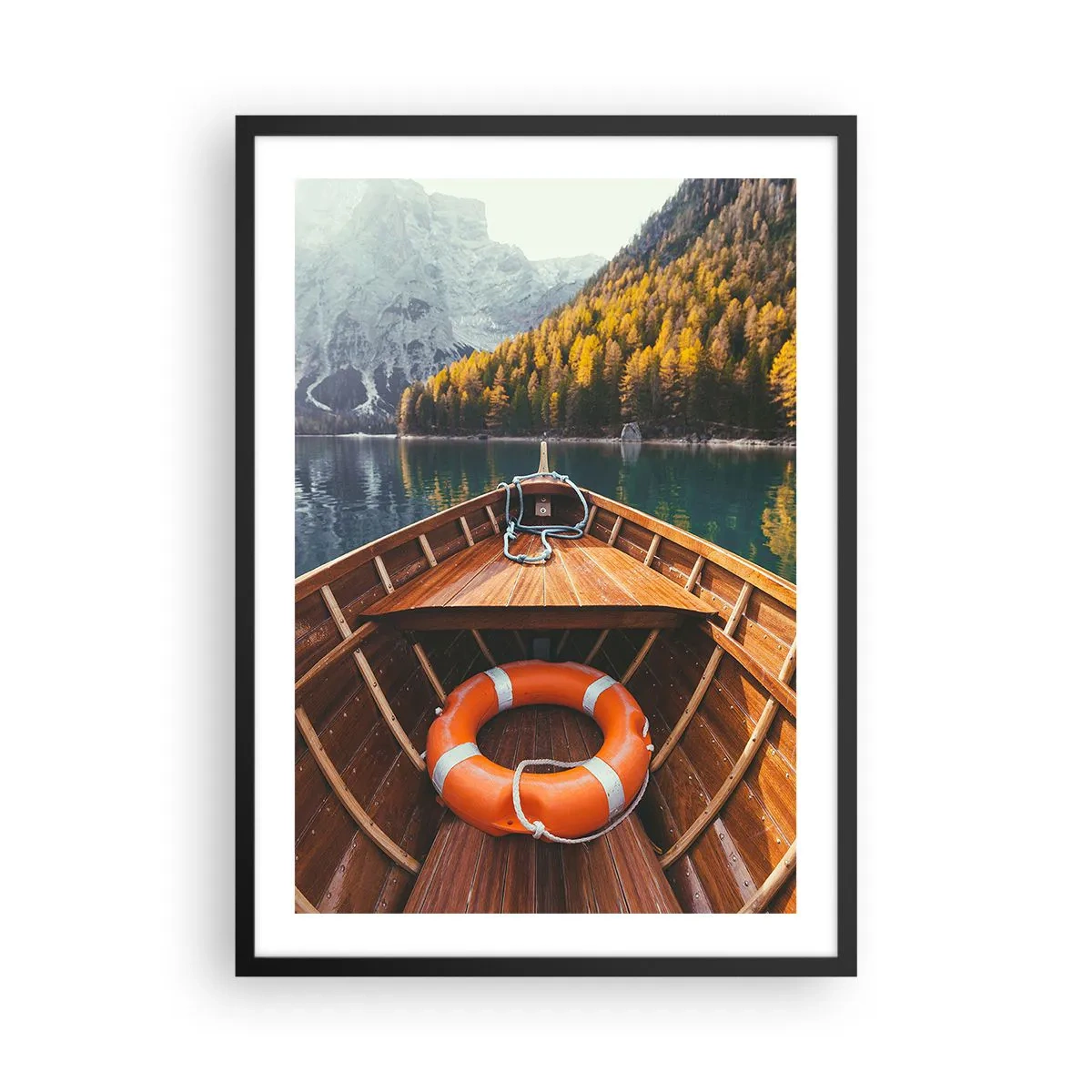 Plakat i sort ramme - En træbåd på en sø omgivet af bjerge - 50x70cm - Bjergtur - Moderne vægdekoration til stue og soveværelse ARTTOR